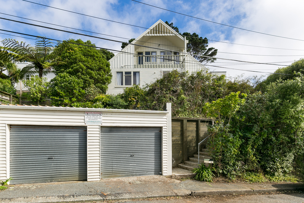 HUGE 6/7 BEDROOM KARORI HOME