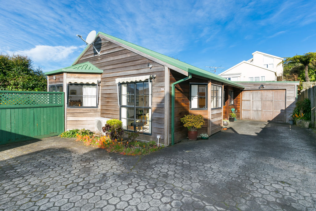 Sunny 2/3 Bedroom home in Karori