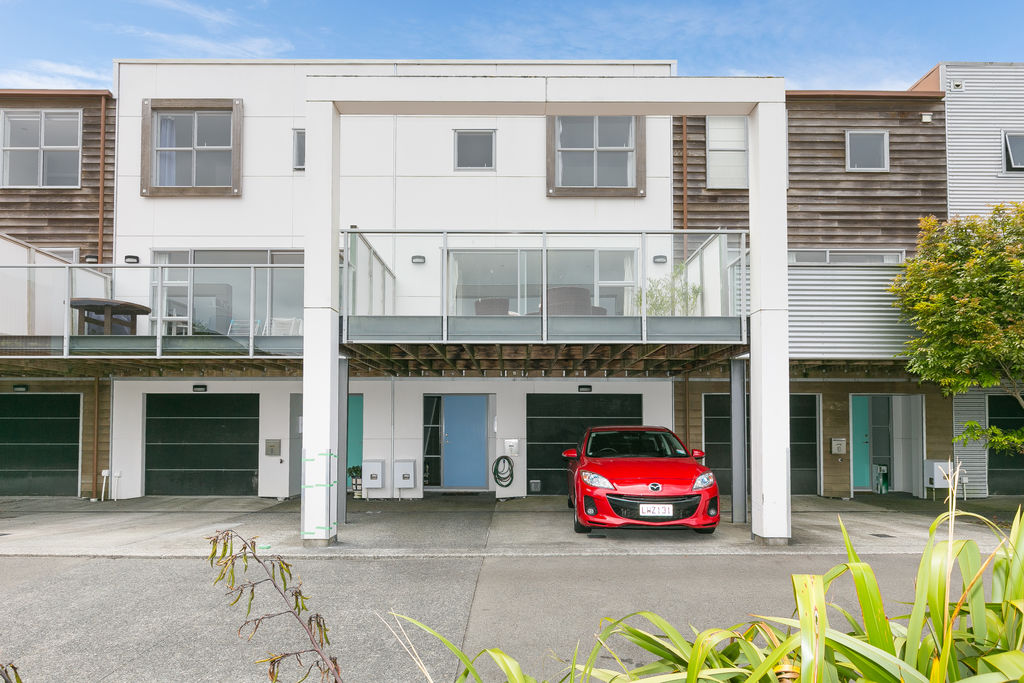 3 Bedroom plus study Townhouse in Karori