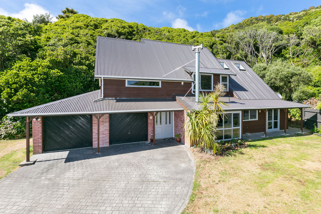 Modern 3 Bdrm Plus Study in Karori