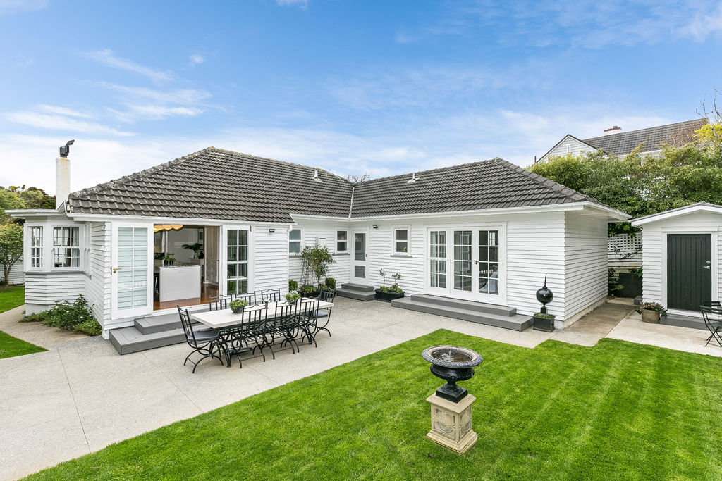STUNNING RENOVATED 4/5 BEDROOM IN KARORI