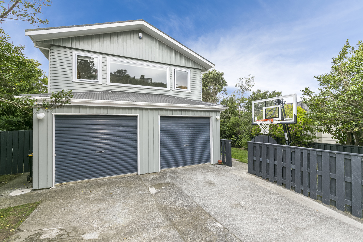 SPACIOUS 4 BEDROOM IN KARORI