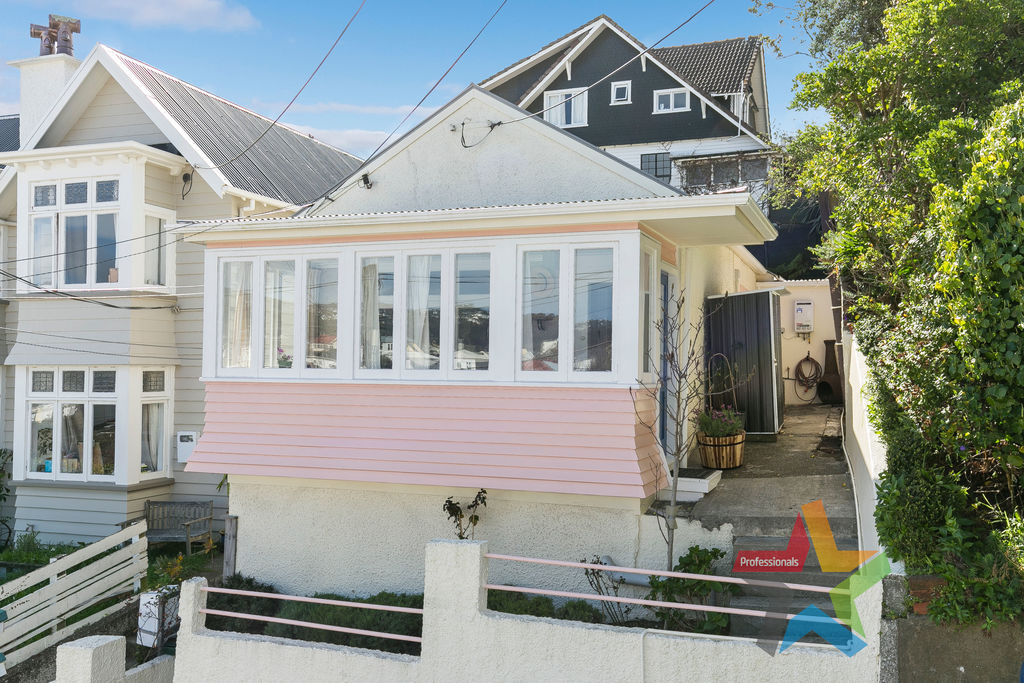2 BEDROOM COTTAGE IN MT VIC