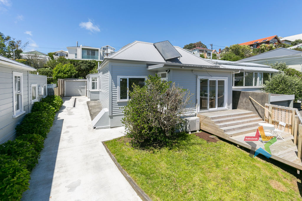 WADESTOWN – SUN DRENCHED HOME  BEO $1,299,000