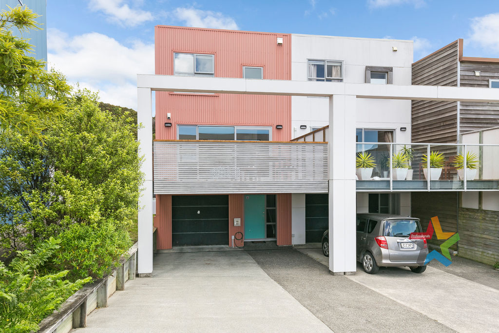 TOWNHOUSE IN KARORI – 3 BEDROOM PLUS STUDY/SINGLE
