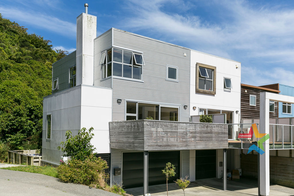 STYLISH 4 BEDROOM TOWNHOUSE IN KARORI