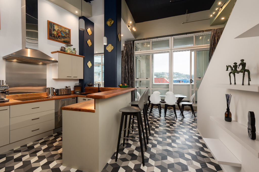STYLISH, SUNNY, CENTRAL 2 BEDROOM APARTMENT