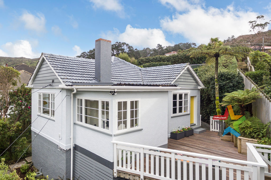 QUIET, SECLUDED 3 BEDROOM IN KARORI