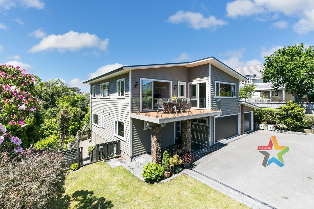 STUNNING 6 BEDROOM IN KARORI