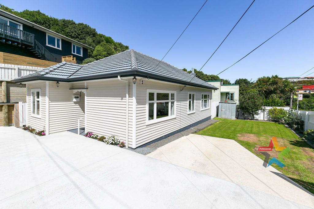 STYLISH 3 BEDROOM IN ISLAND BAY